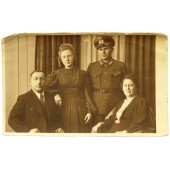 Foto de un guardia fronterizo del III Reich con su familia